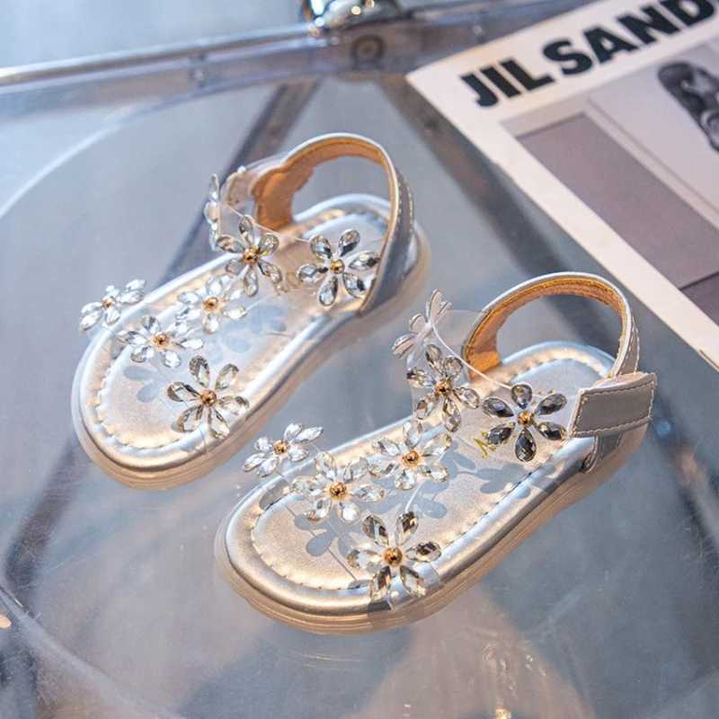 2024 Summer Girls Sandals Flower Crystal Princess Shoes Childrens Fashion Rhinestone Beach Shoes Childrens Anti slip Ankle Strap ShoesT250315