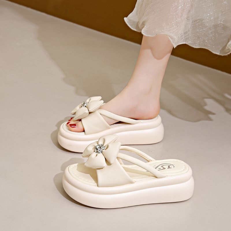 Xiaoxiangfeng Thick soled Cool Slippers for Women's Summer Outerwear 2025 New Sponge Cake Style Enhancement Fairy Beach Shoes ddmypanda