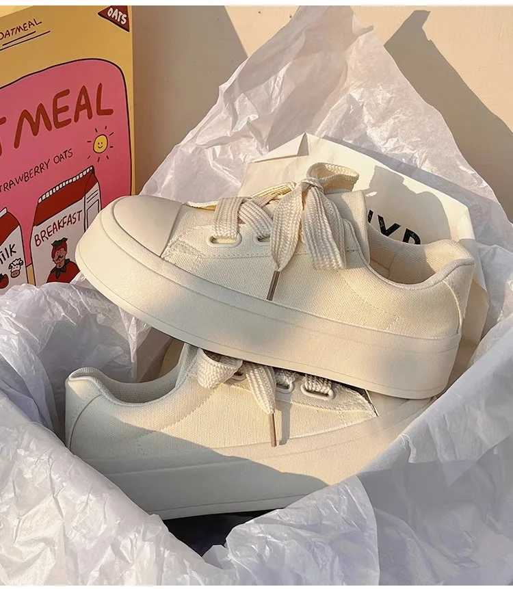 Thick soled white womens shoes 2025 new womens shoes niche casual board shoes popular student canvas shoes trend Y250315