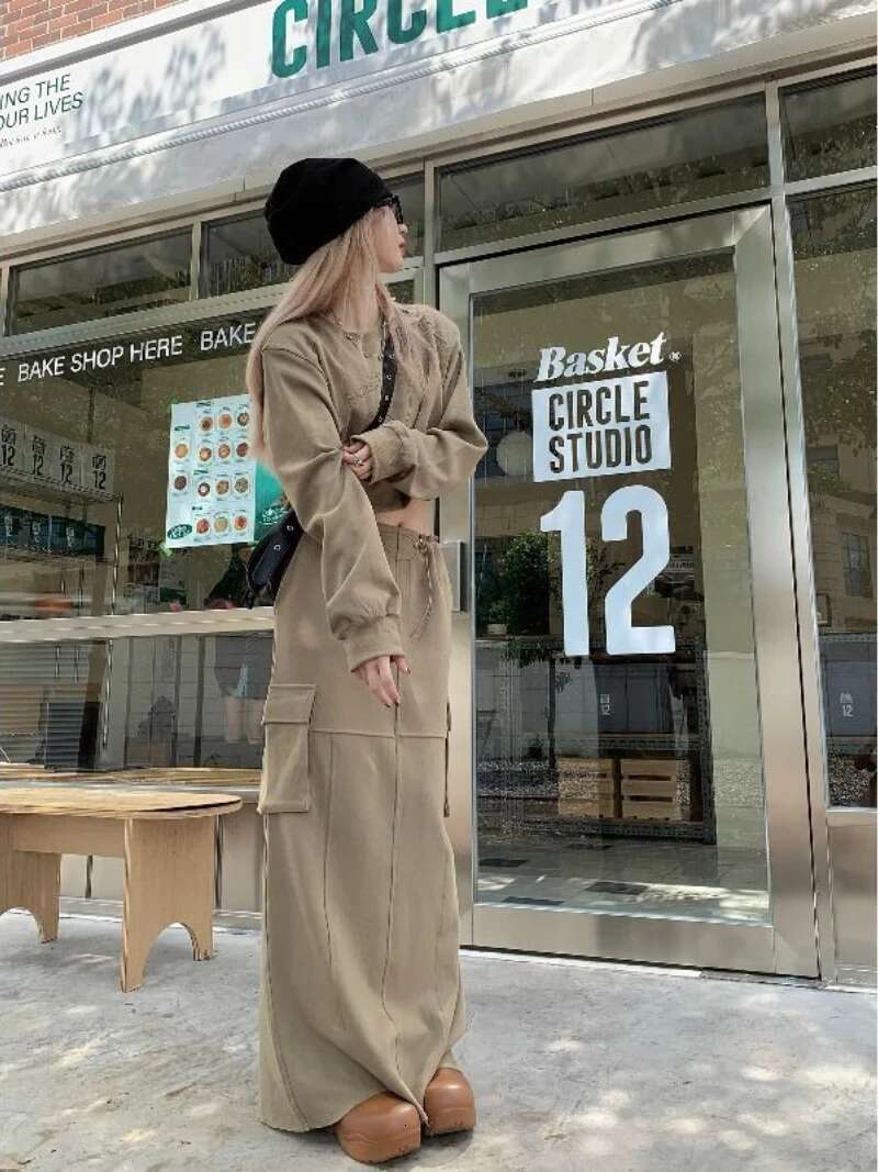 2025 New Retro Women's Designer Fashion Sleeve Printed Top Pocket Split Long Skirt Solid Color Two Piece Set for Women4