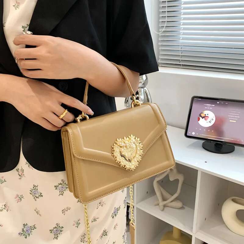 Fashion New Women's Clamshell Handbag Women Crossbody Bags Lady Tote Design Sense High Quality Light Small Square Bag