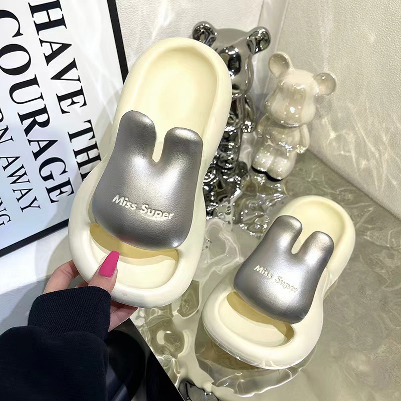 2025 New Designer Sandals Metal Rabbit Slippers Summer Wear For Girls Thick Bottom Stepping On Shit Feeling Anti Slip Cool Slippers Fashionable