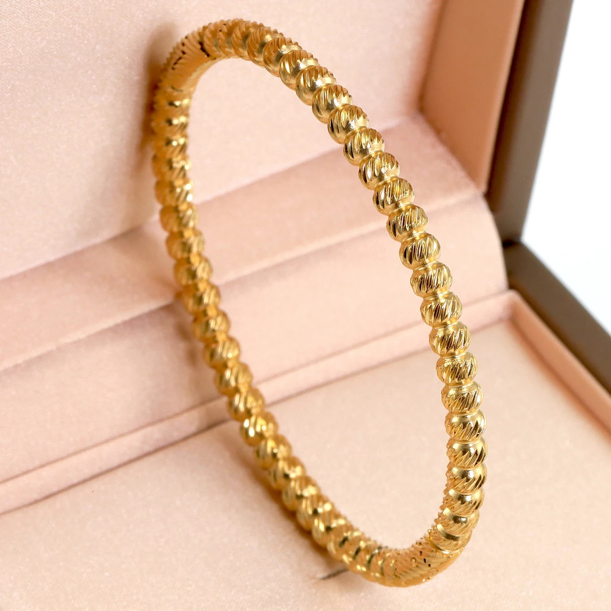 Fashionable 18K goldplated stainless steel flower bracelet suitable for women parties and wedding jewelry gifts 250313