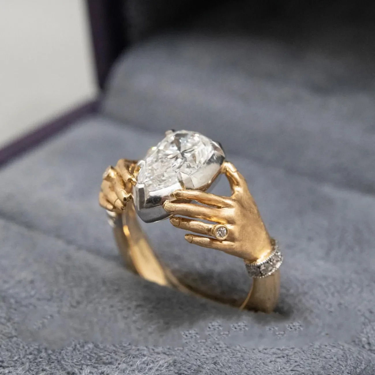 The Middle Ancient Times Style Retro Gold Color Embrace The Zircon Ring Both Hands UNISEX High End Banquet Jewelry Rings 250314