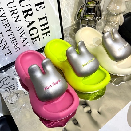 2025 New Designer Sandals Metal Rabbit Slippers Summer Wear For Girls Thick Bottom Stepping On Shit Feeling Anti Slip Cool Slippers Fashionable