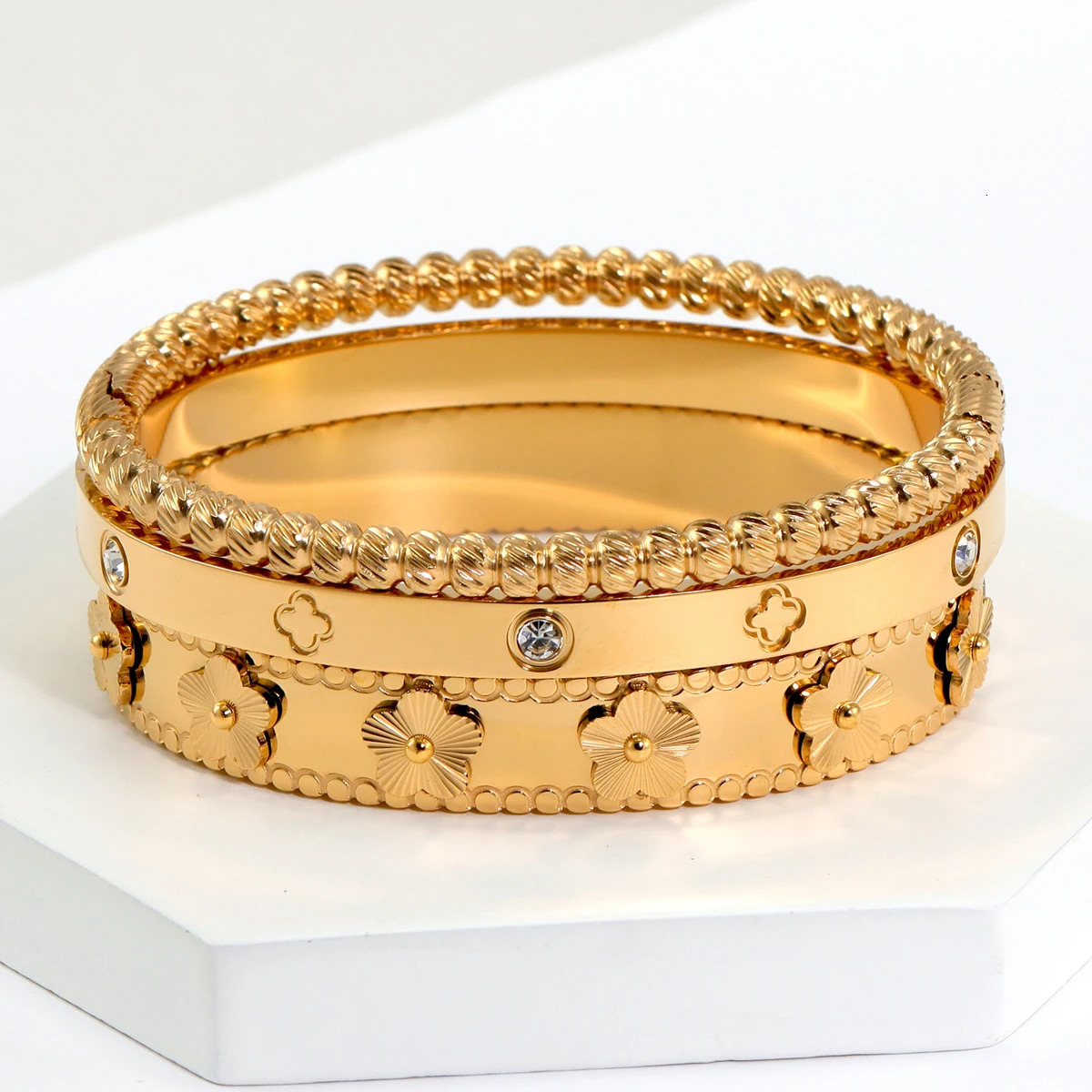Fashionable 18K goldplated stainless steel flower bracelet suitable for women parties and wedding jewelry gifts 250313