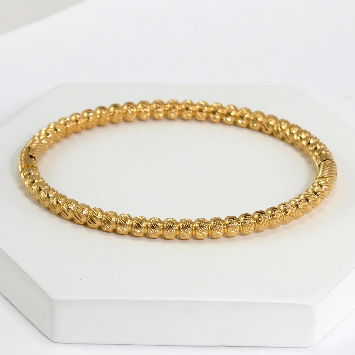 Fashionable 18K goldplated stainless steel flower bracelet suitable for women parties and wedding jewelry gifts 250313