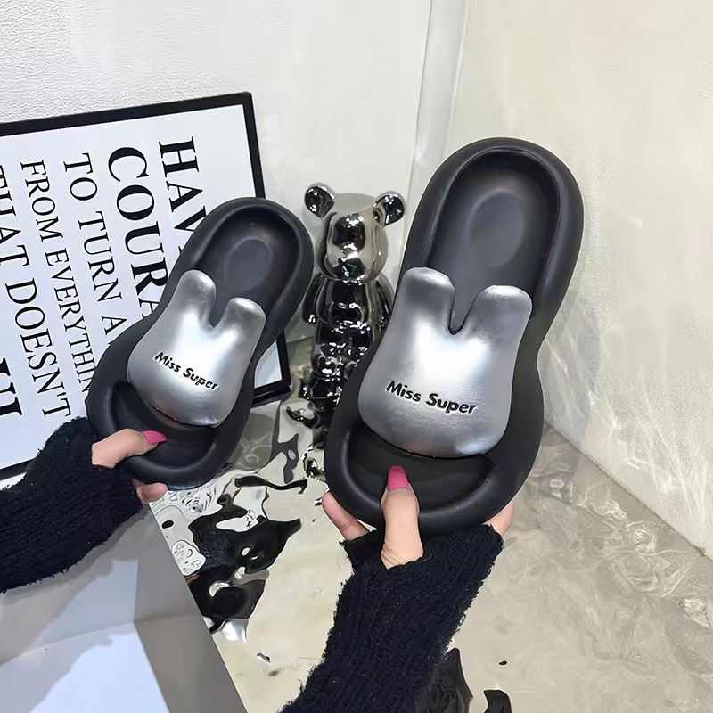 2025 New Designer Sandals Metal Rabbit Slippers Summer Wear For Girls Thick Bottom Stepping On Shit Feeling Anti Slip Cool Slippers Fashionable