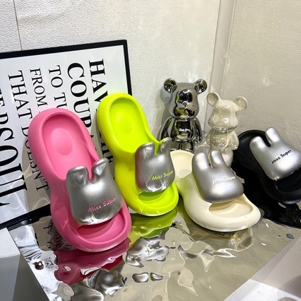 2025 New Designer Sandals Metal Rabbit Slippers Summer Wear For Girls Thick Bottom Stepping On Shit Feeling Anti Slip Cool Slippers Fashionable
