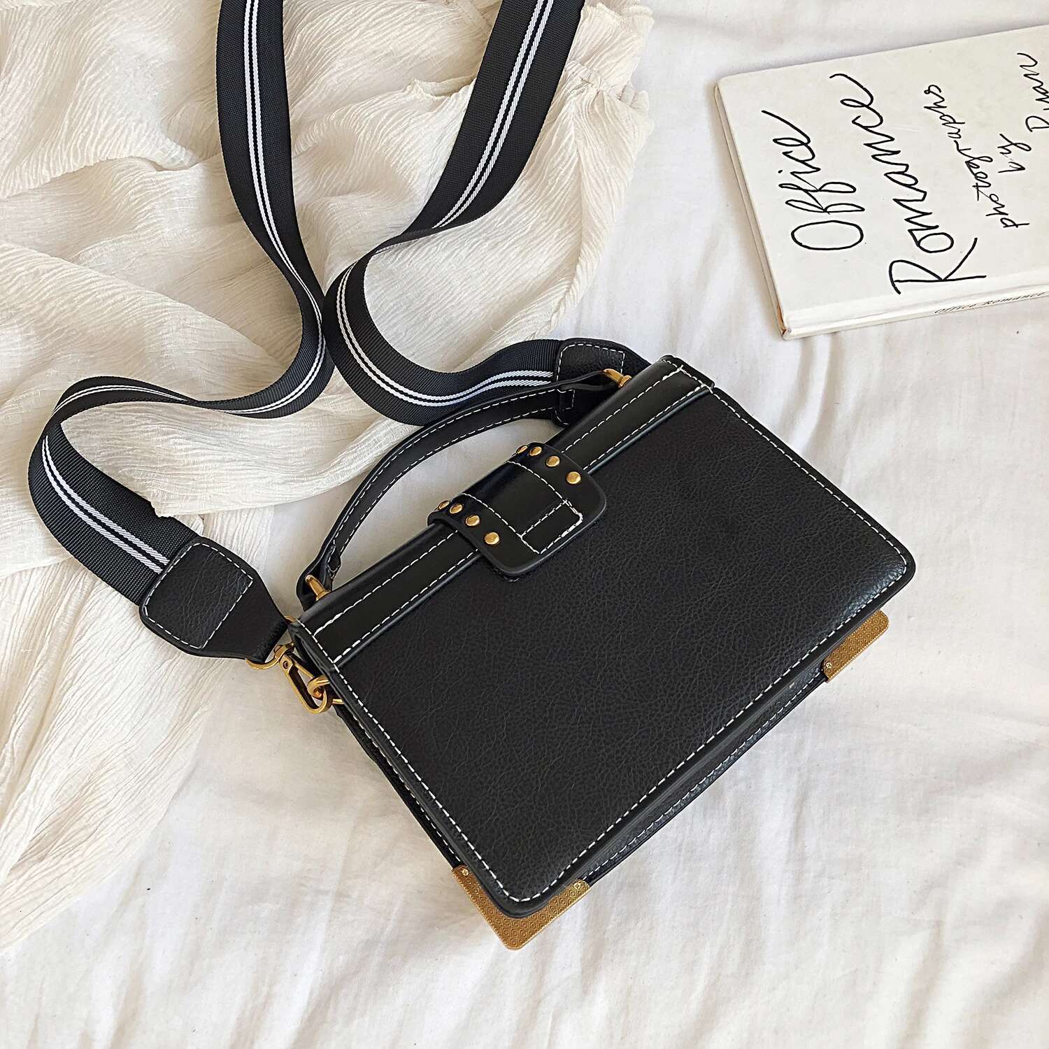 2025 New European and American Retro Single Shoulder Designer Fashion Small Square Crossbody Bag2