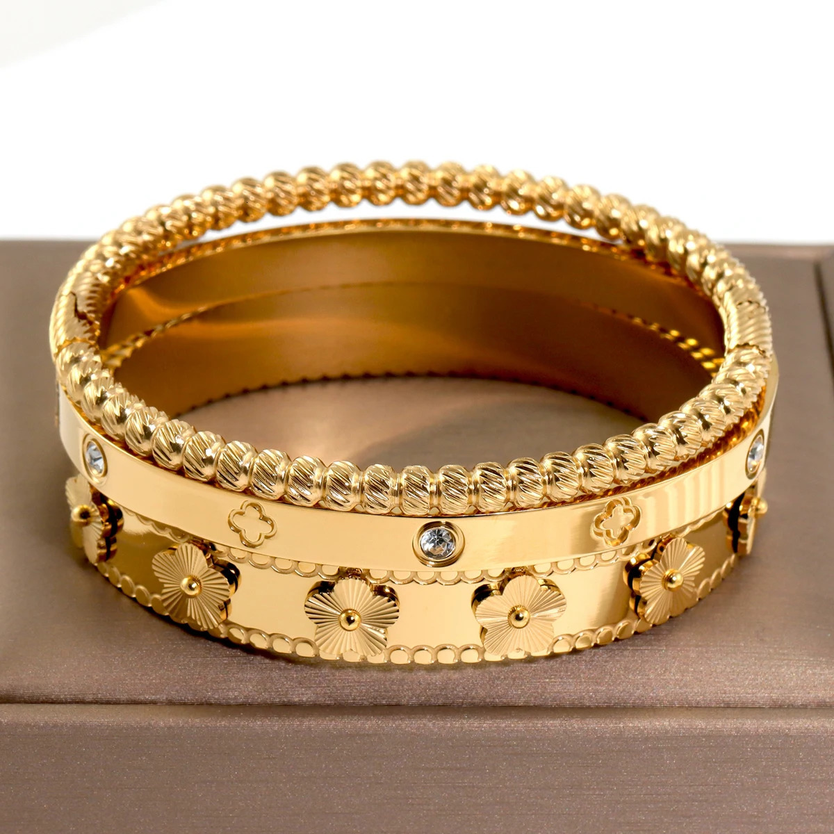 Fashionable 18K goldplated stainless steel flower bracelet suitable for women parties and wedding jewelry gifts 250313