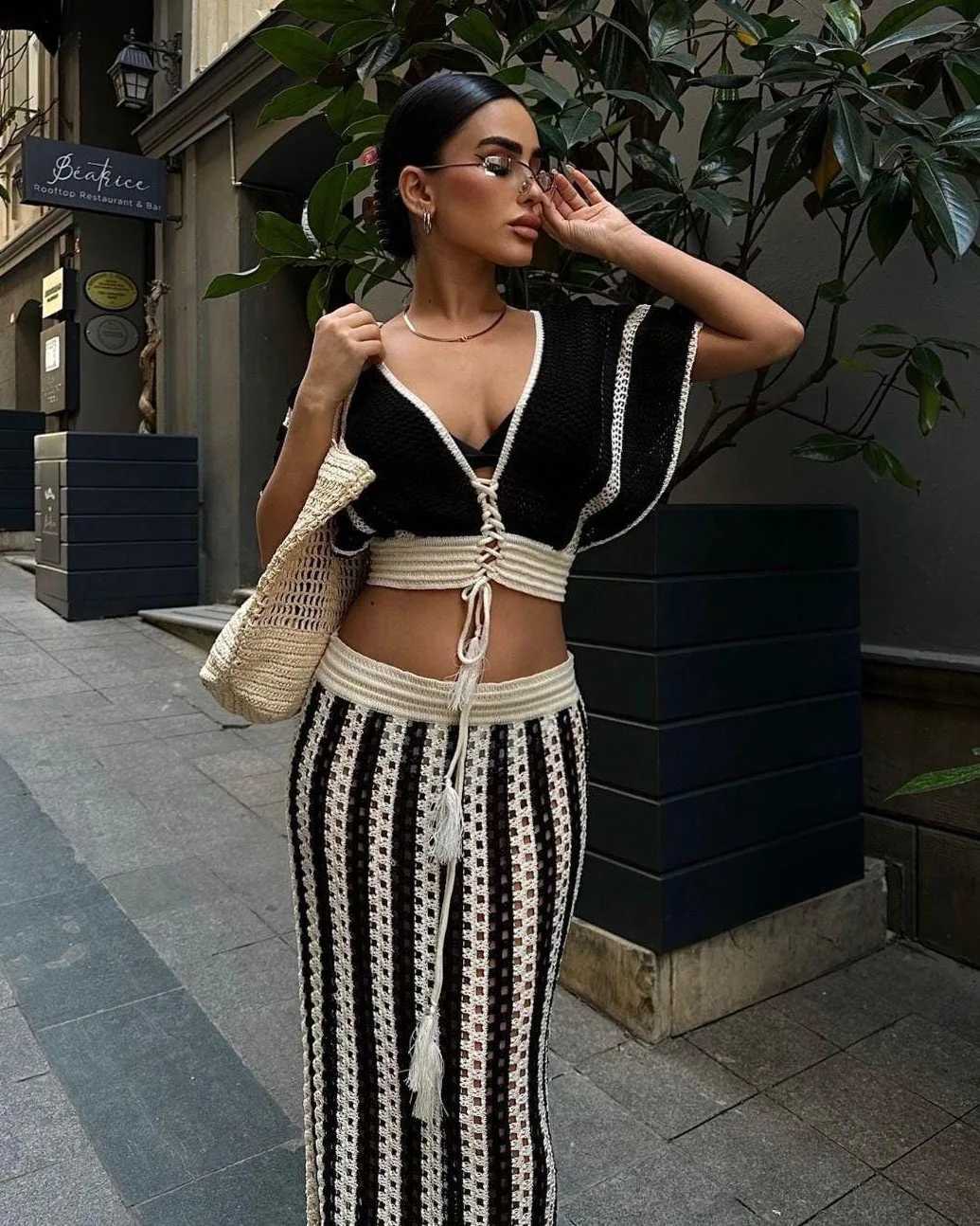 Two Piece Dress 2025 New Summer Vacation Outfits Striped Knitted Dr Sets Hollow Out Long Skirts With V-Neck Short Slve Crop Tops for Women Y2503156QVU