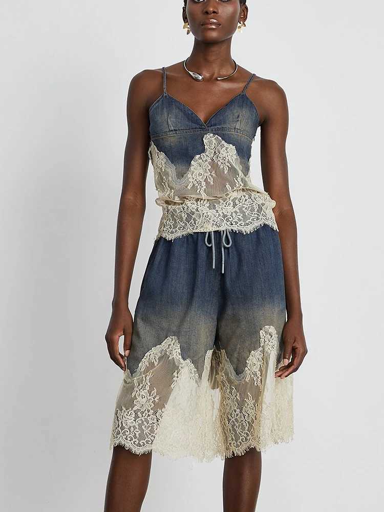 Women's Two Piece Pants TWOTWINSTYLE Patchwork Lace Two Piece Set For Women V Neck Slvelss Vest High Waist Kn Length Pant Chic Denim Sets Female 