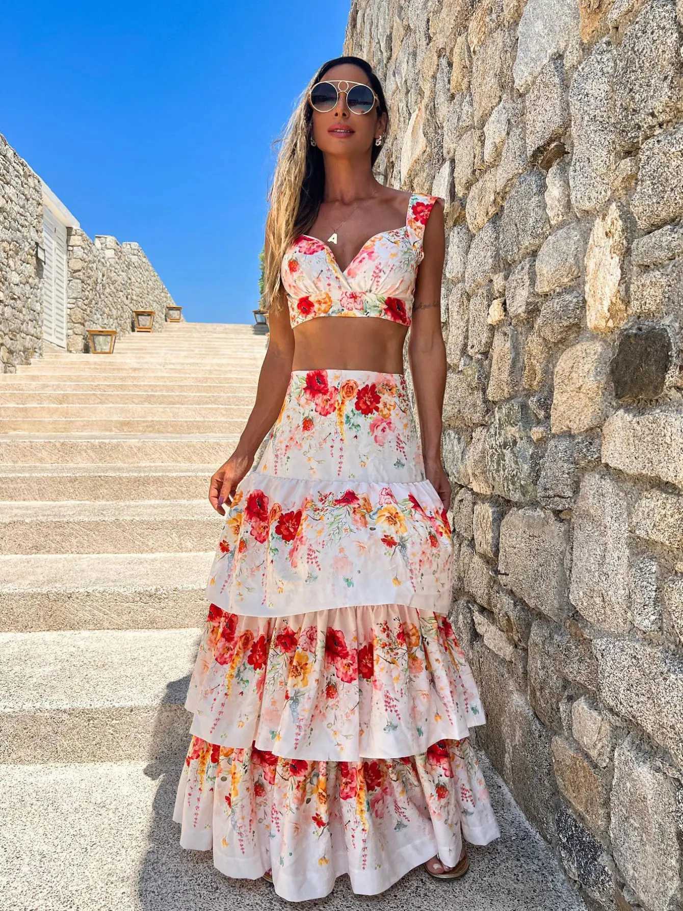 Two Piece Dress 2025 new womens two-piece tight fitting suit with tube top Swt printed bra bare waist chic beach dance outfit Y250315TR2P