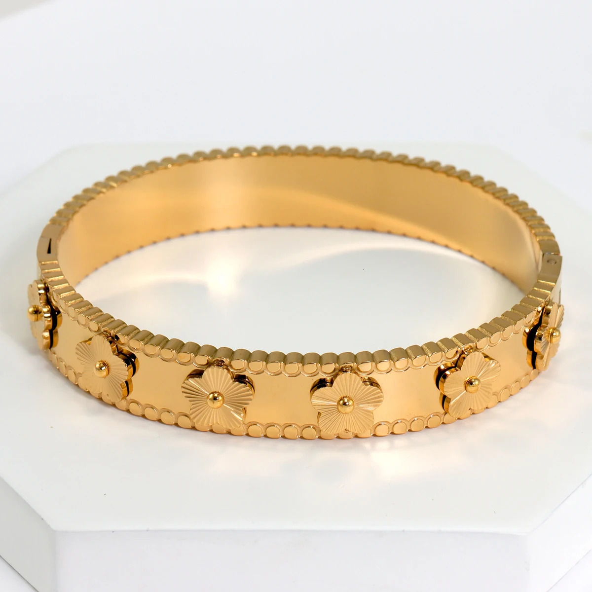 Fashionable 18K goldplated stainless steel flower bracelet suitable for women parties and wedding jewelry gifts 250313