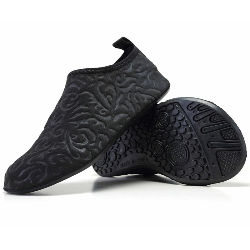 2023 Couple Aqua Shoes Summer Lightweight Men Water Quickdrying Women Beach Soft Antislip Sneakers 250304
