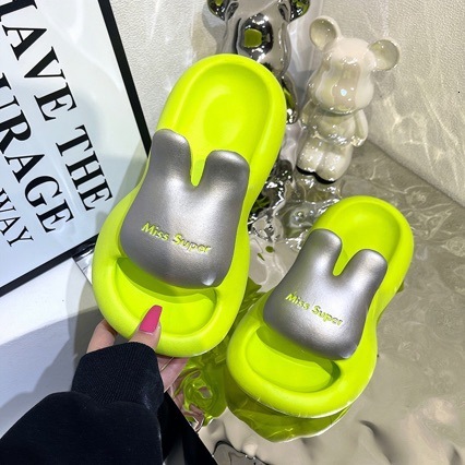 2025 New Designer Sandals Metal Rabbit Slippers Summer Wear For Girls Thick Bottom Stepping On Shit Feeling Anti Slip Cool Slippers Fashionable