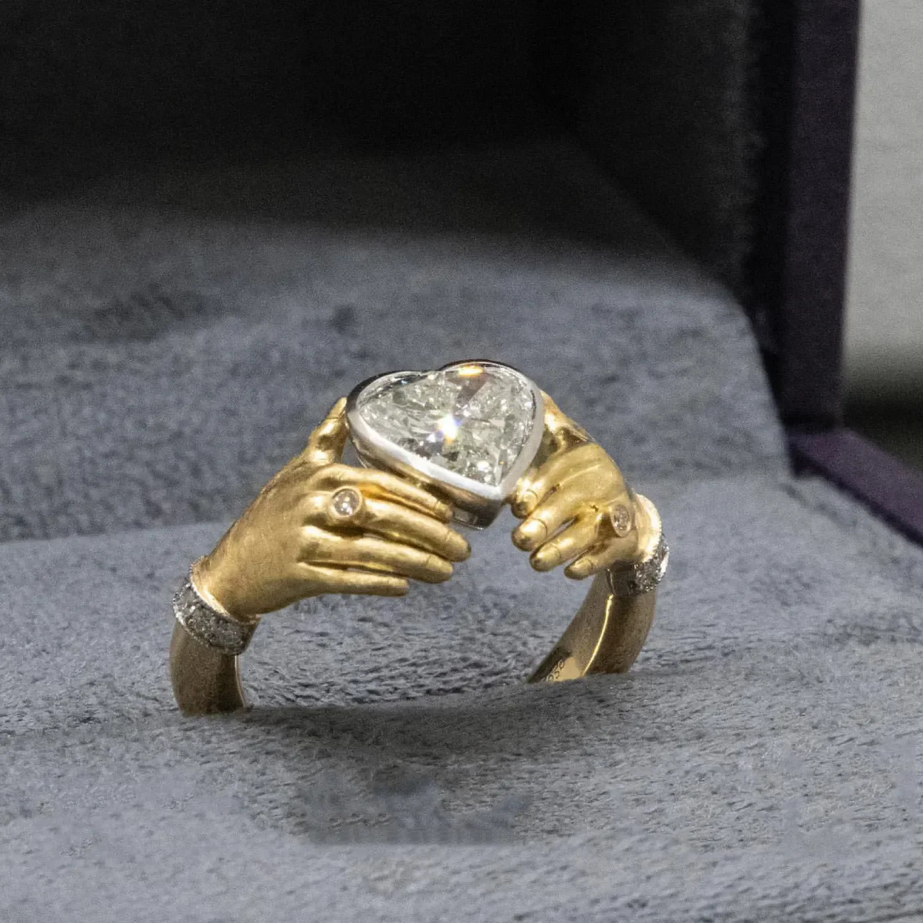 The Middle Ancient Times Style Retro Gold Color Embrace The Zircon Ring Both Hands UNISEX High End Banquet Jewelry Rings 250314