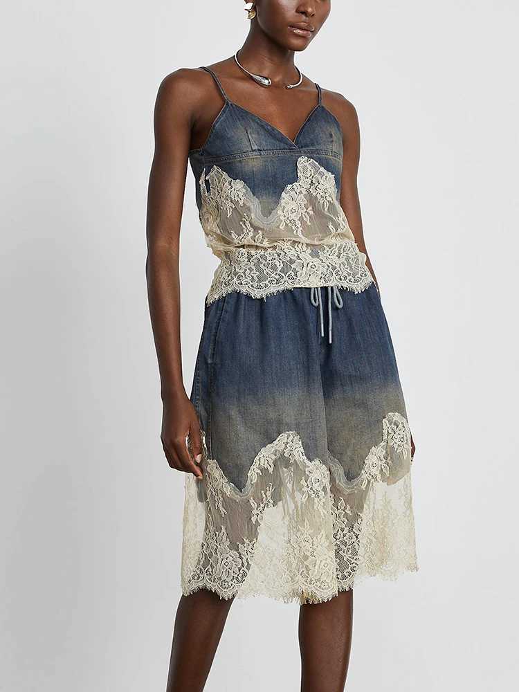 Women's Two Piece Pants TWOTWINSTYLE Patchwork Lace Two Piece Set For Women V Neck Slvelss Vest High Waist Kn Length Pant Chic Denim Sets Female 