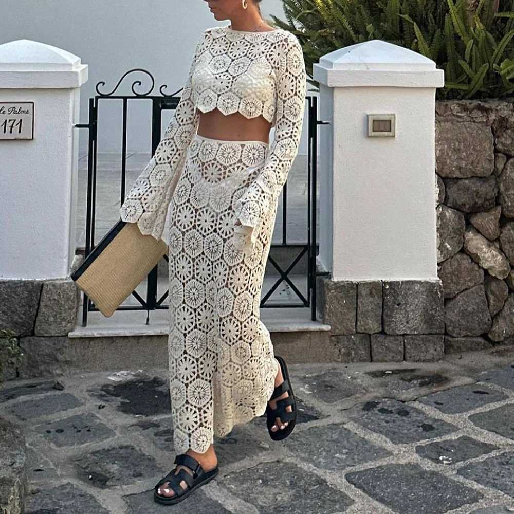 Two Piece Dress TWOTWINSTYLE Hollow Out Slimming Two Piece Set For Women Round Neck Long Slve Top High Waist Skirt Casual Sets Female Style Y2503152YR
