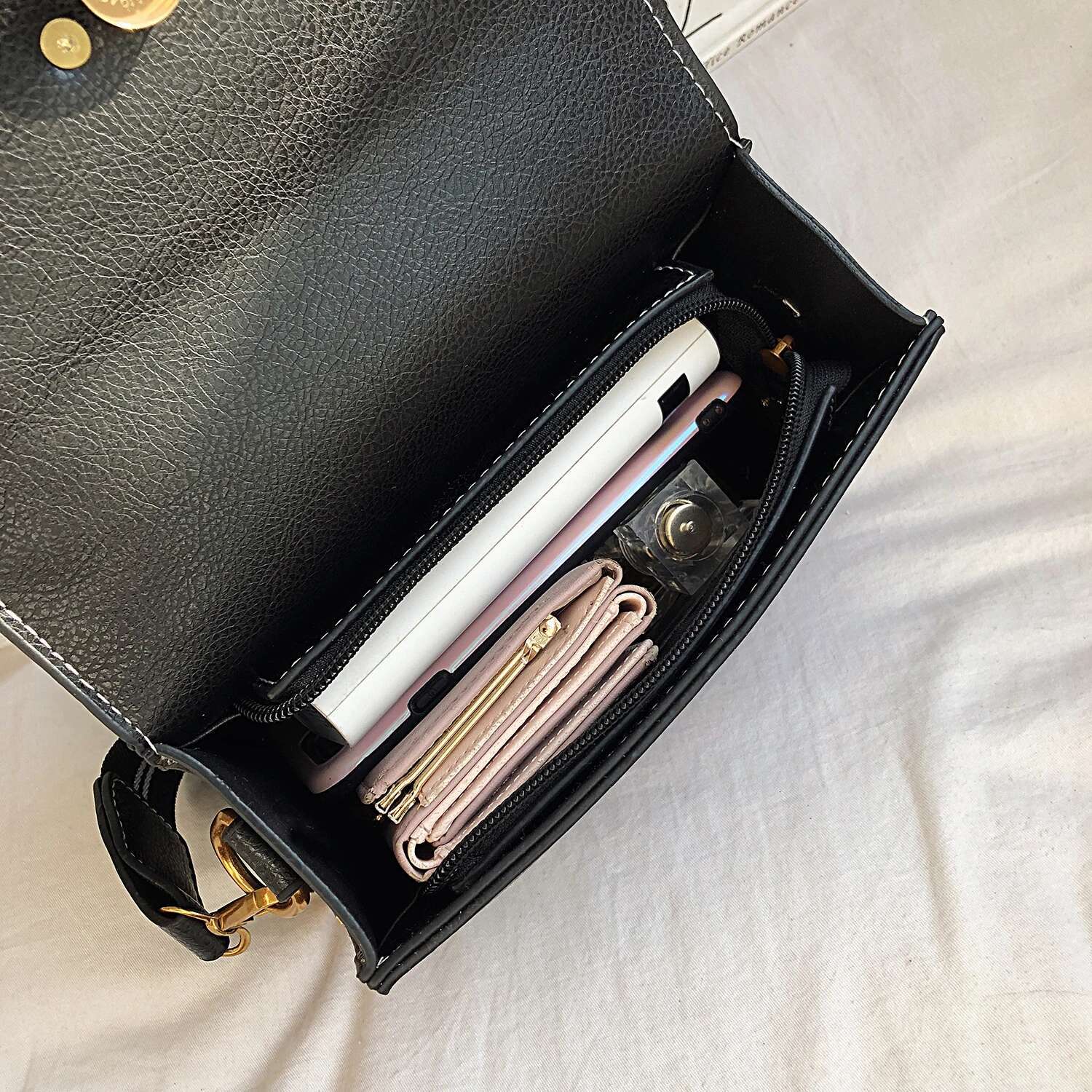 2025 New European and American Retro Single Shoulder Designer Fashion Small Square Crossbody Bag2