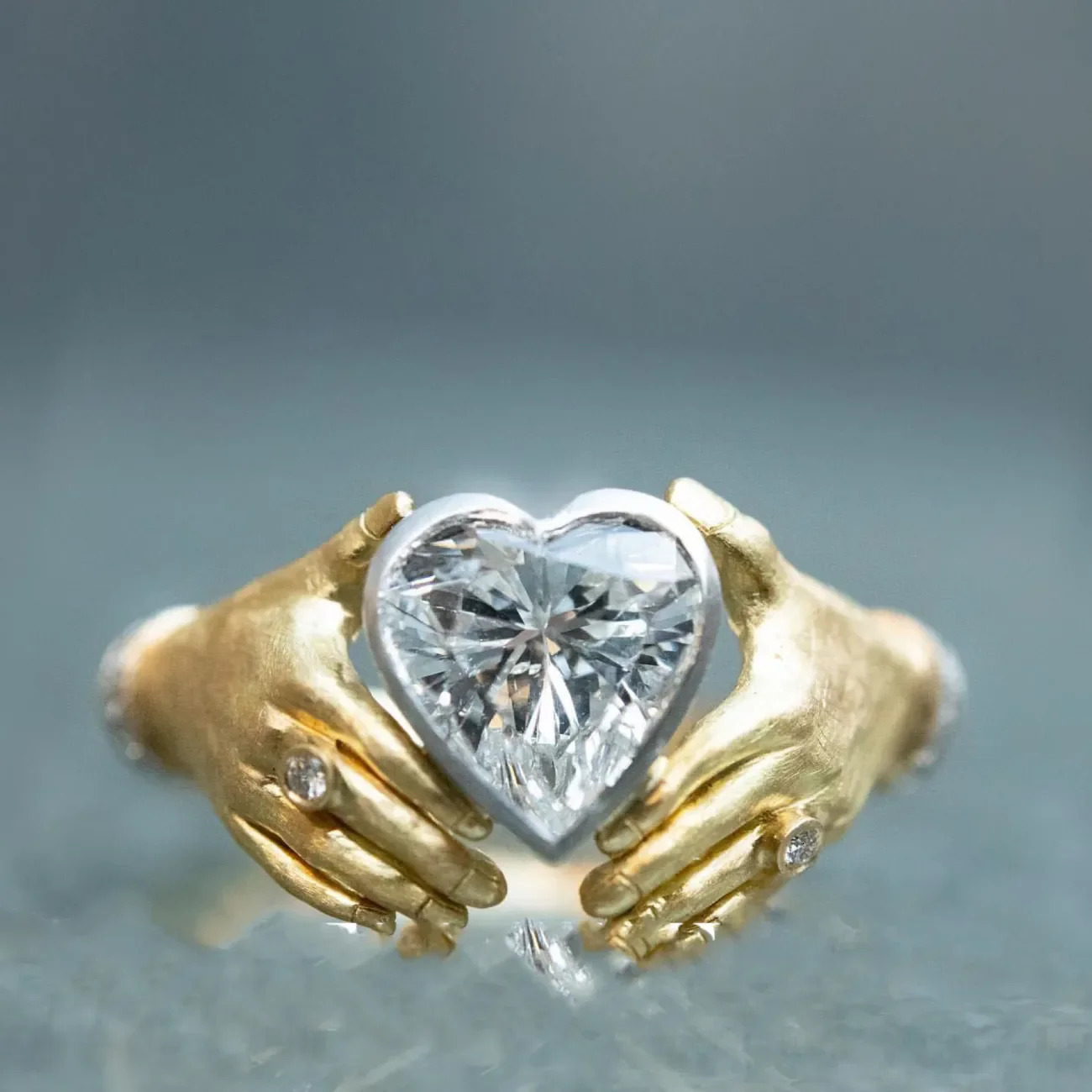 The Middle Ancient Times Style Retro Gold Color Embrace The Zircon Ring Both Hands UNISEX High End Banquet Jewelry Rings 250314