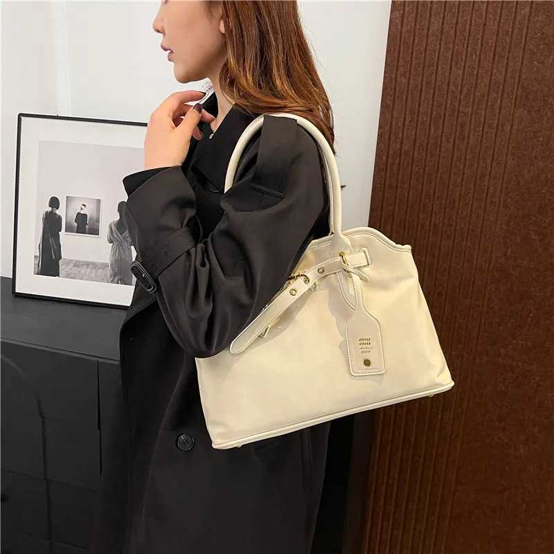 Fashionable Oversi Cmuter handbag with vintage textured leather reinforced handle and internal organization Y250321