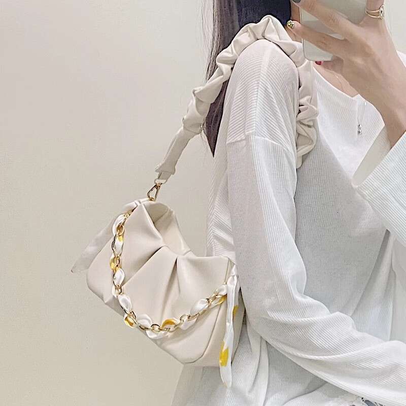 Internet celebrity handbag for women in spring and summer 2025, niche armpit commuting cloud shoulder versatile crossbody bag, 2025 new casual fashion