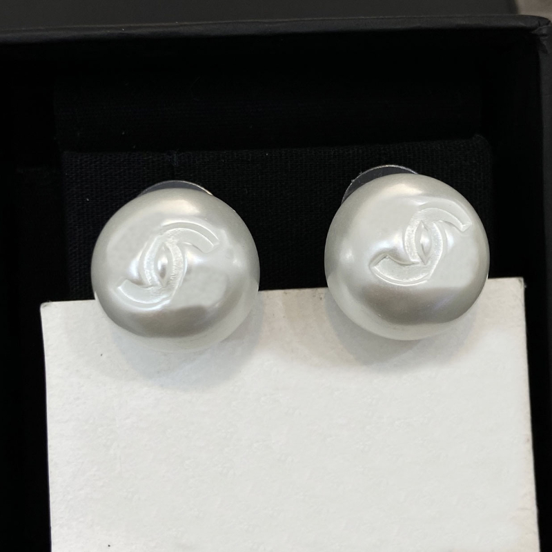 2025 New arrival round luxury pearl earrings stud for women simple letters designer round pearls earring engagement wedding bride ear rings earings jewelry