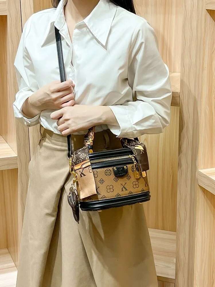 2025 New Designer Bag, Old-fashioned Water Tank Bucket, Women's Crossbody Bag, Fashionable And Popular Motorcycle Equipment Wallet