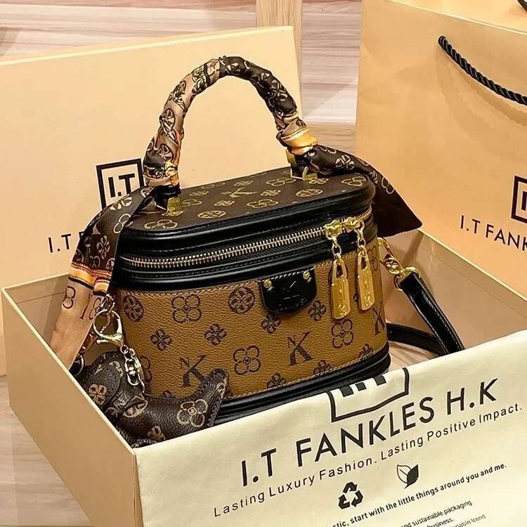 2025 New Designer Bag, Old-fashioned Water Tank Bucket, Women's Crossbody Bag, Fashionable And Popular Motorcycle Equipment Wallet