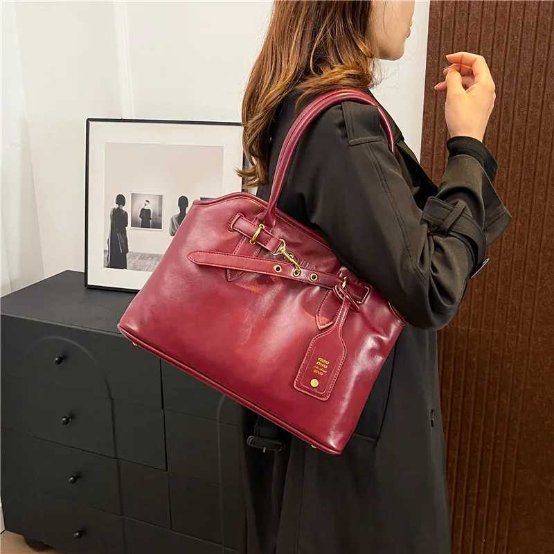 Fashionable Oversi Cmuter handbag with vintage textured leather reinforced handle and internal organization Y250321