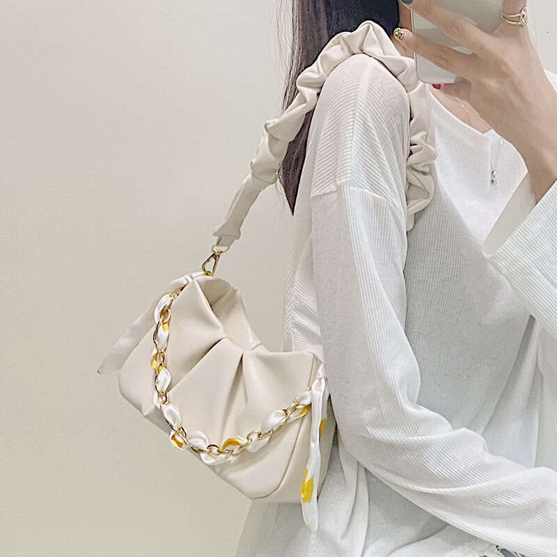 Internet celebrity handbag for women in spring and summer 2025, niche armpit commuting cloud shoulder versatile crossbody bag, 2025 new casual fashion
