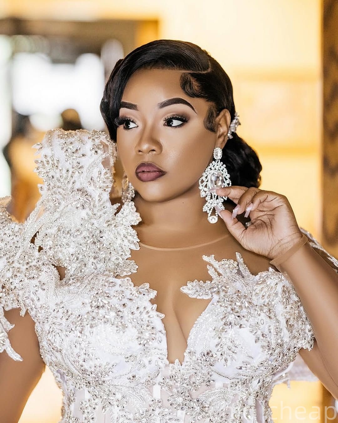 2025 Arabic Aso Ebi Plus Size Ivory Wedding Dress Crystals Lace Sleeveless Tiers Tulle Luxurious Bridal Gowns Dresses ZJ047