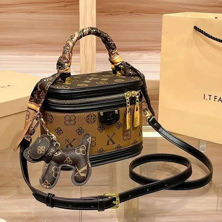 2025 New Designer Bag, Old-fashioned Water Tank Bucket, Women's Crossbody Bag, Fashionable And Popular Motorcycle Equipment Wallet