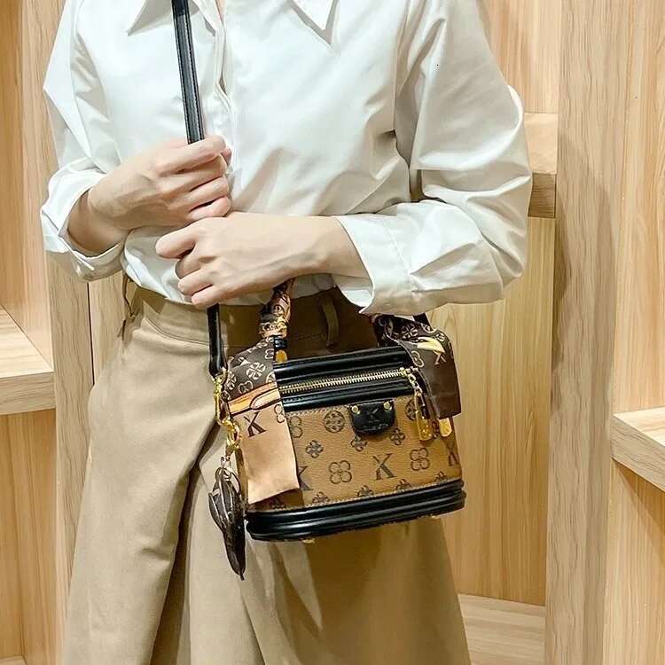 2025 New Designer Bag, Old-fashioned Water Tank Bucket, Women's Crossbody Bag, Fashionable And Popular Motorcycle Equipment Wallet
