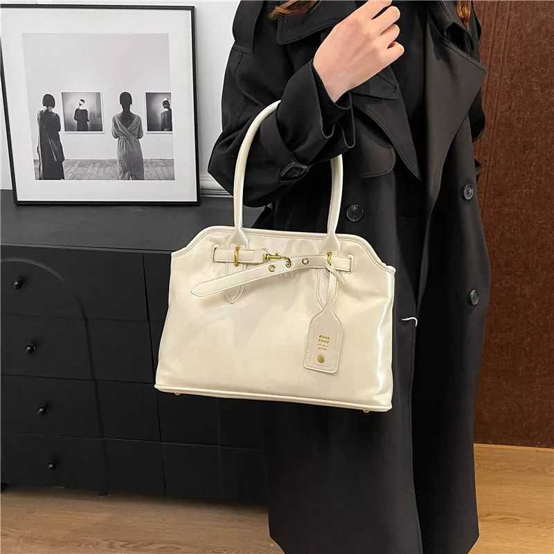 Fashionable Oversi Cmuter handbag with vintage textured leather reinforced handle and internal organization Y250321