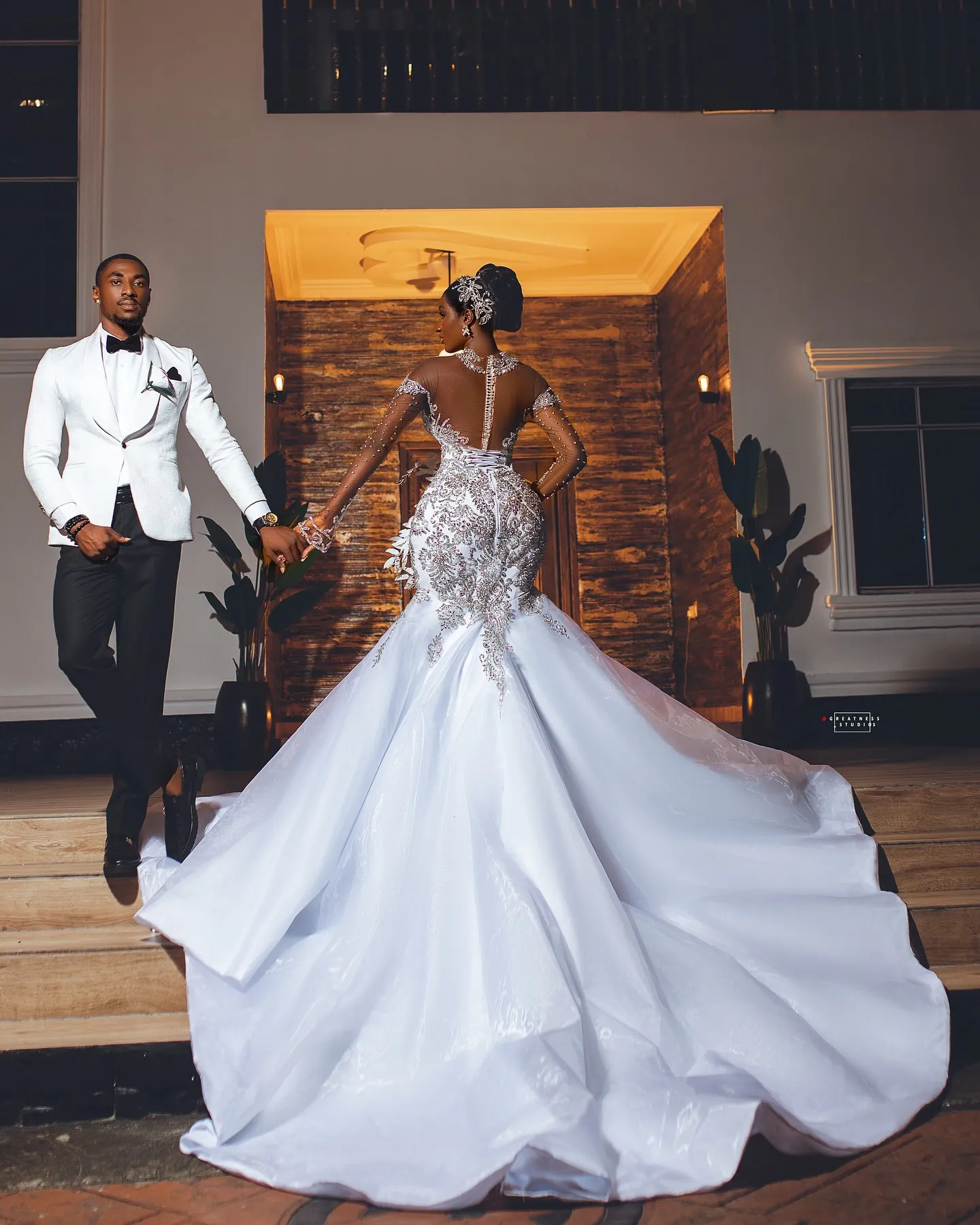 2025 Arabic Aso Ebi Plus Size Mermaid Wedding Dresses Beaded Full Sleeves Sheer Neck Vintage White Lace Bridal Gowns Dress