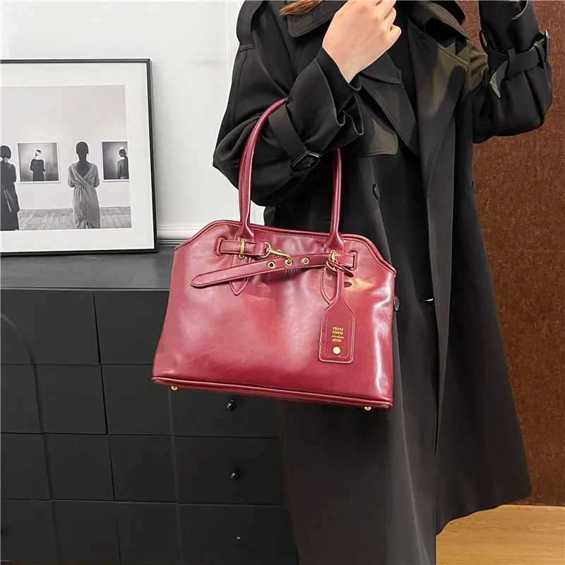 Fashionable Oversi Cmuter handbag with vintage textured leather reinforced handle and internal organization Y250321