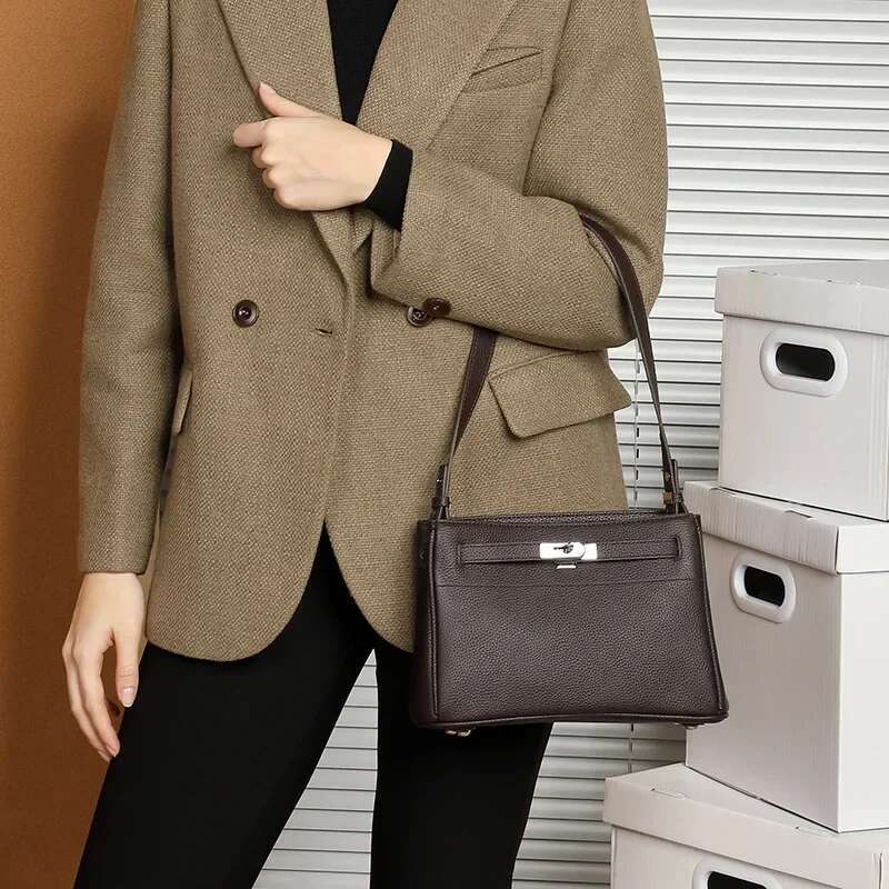 Genuine T Soft Leather Shoulder Bag For Women Big Capacity Designer Handbag With Adjustable Strap And Lock Buckle