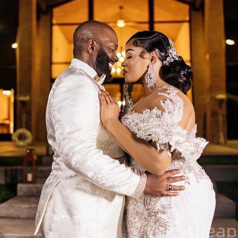 2025 Arabic Aso Ebi Plus Size Ivory Wedding Dress Crystals Lace Sleeveless Tiers Tulle Luxurious Bridal Gowns Dresses ZJ047