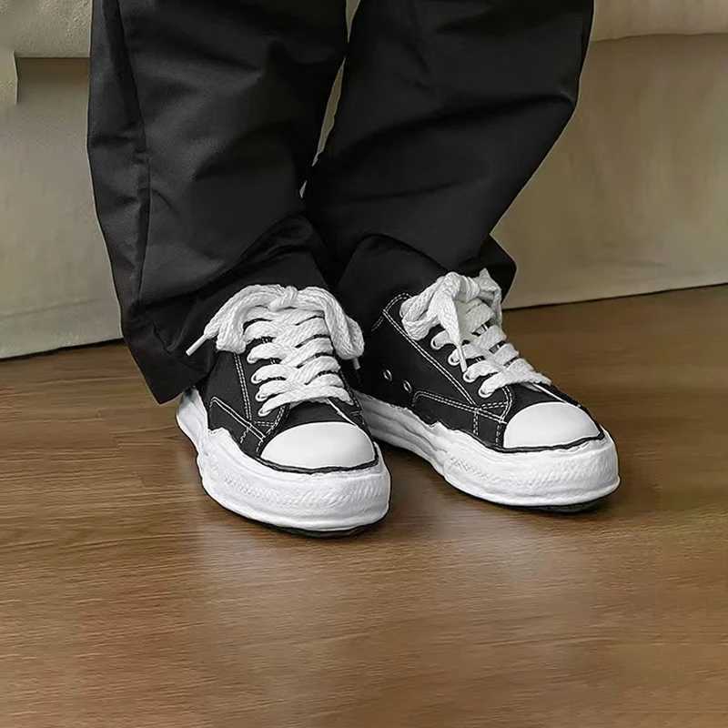 New 2024 autumn canvas shoes for men low-top thick-soled height-enhancing casual versatile niche sneakers dissoying shoes Y250318