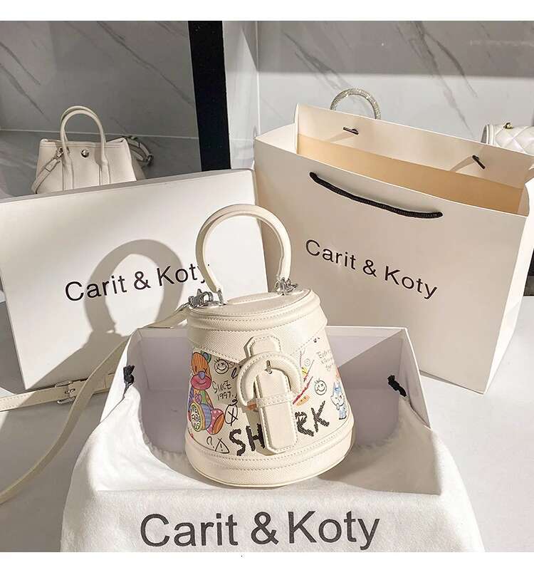 High Quality Fashion Women's Handbag Cute Bear Cartoon Printing Bucket Textured Leather Shoulder Messenger Bag Lady Purse