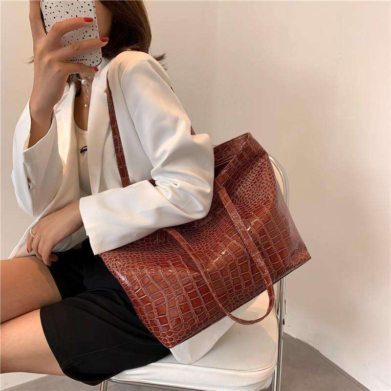 Crocodile patterned shoulder large capacity women's bag, 2022 new trendy Korean version, simple commuting portable PU tote bag