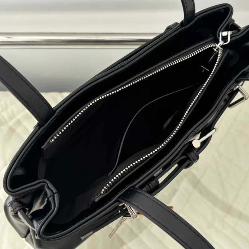 Korean casual underwear shoe bag suitable for luxury designer handbags wallets 2025 new PU buckle decorative key pendant Y250318