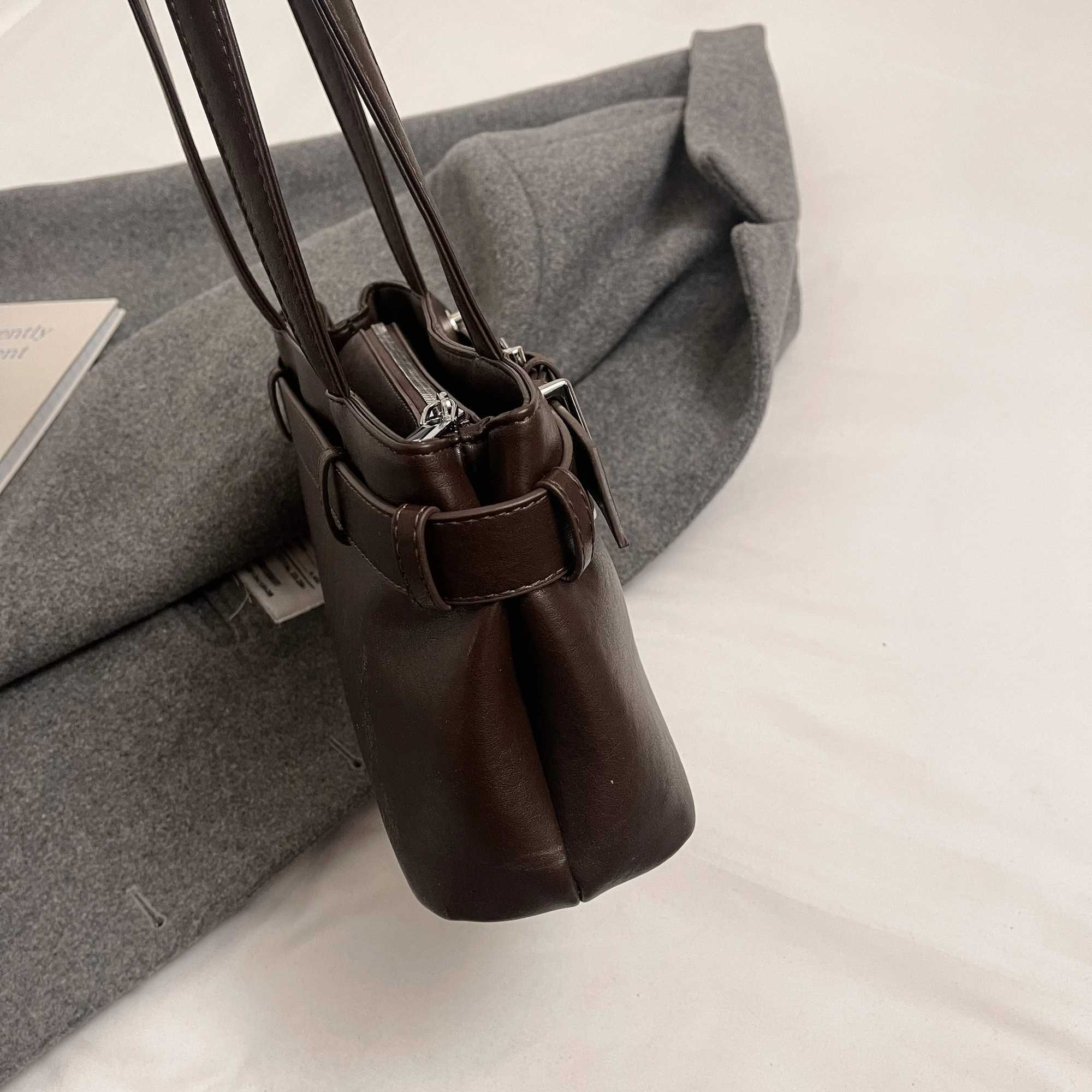 INS Underarm Motorcycle Bag Wens Belt Buckle Niche Luxury Single Shoder Handbag Y250318