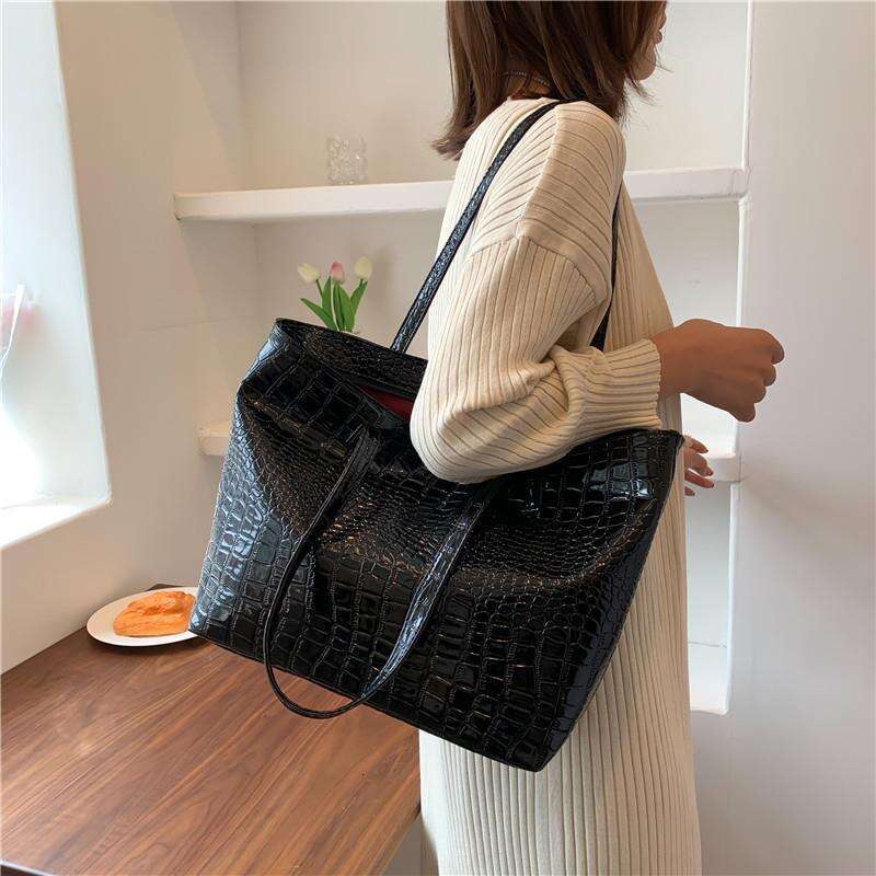 Crocodile patterned shoulder large capacity women's bag, 2022 new trendy Korean version, simple commuting portable PU tote bag
