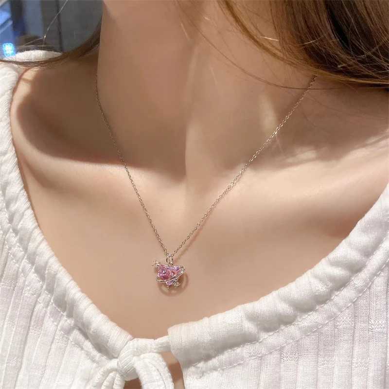 Y2K Pink Planet Heart Shaped Zircon Pendant Necklace Womens Fashion Aesthetics Cravik Chain Necklace Valentines Day Gift Party Jewelry W250318
