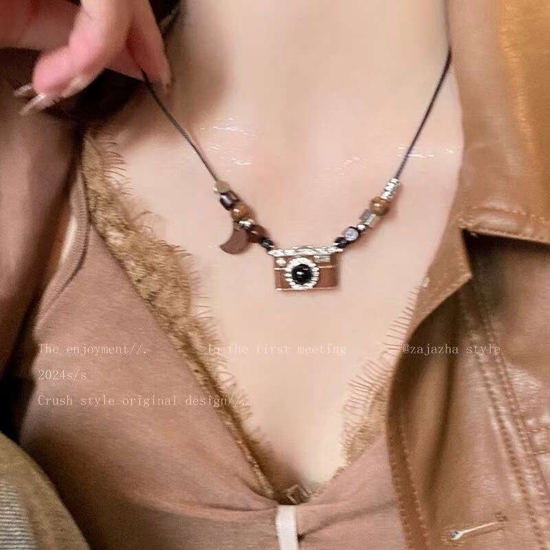 2024 new brown camera necklace, women's sweet, cool, spicy style hoodie chain, light , niche design accessories