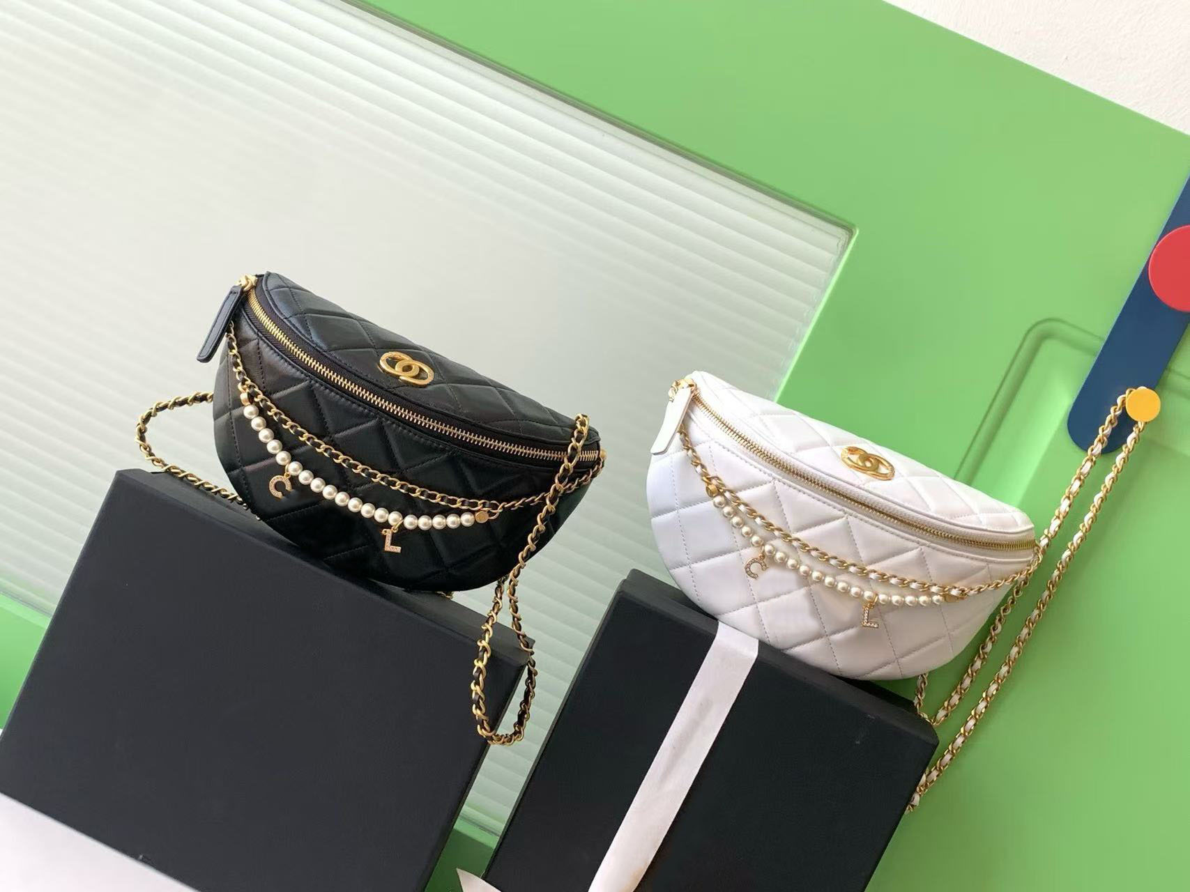 Advanced fragrance bag New 2025 fashion chain diamond check crossbody bag shoulder chest bag high appearance level